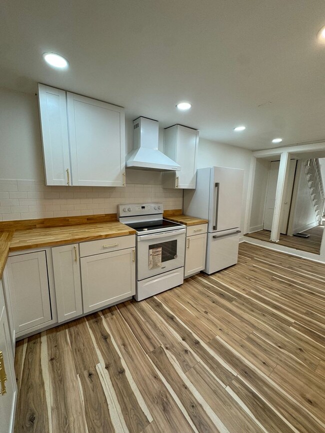 Primary Photo - Fully Renovated 4 bedroom - Don't Miss Thi...