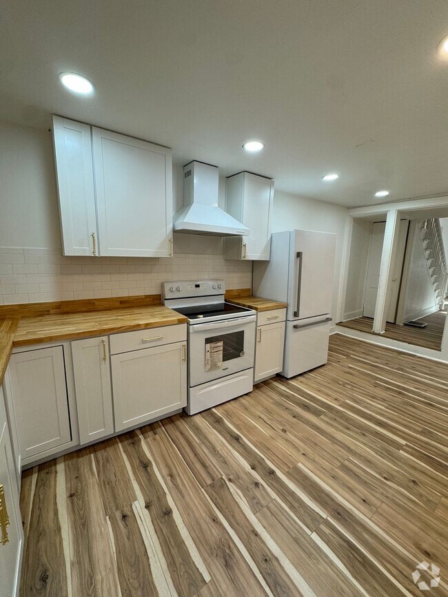 Building Photo - Fully Renovated 4 bedroom - Don't Miss Thi...