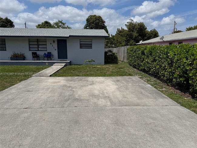 Building Photo - 6119 SW 33rd St
