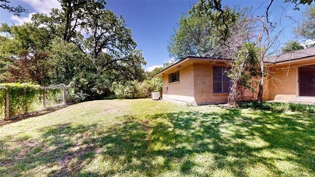 Building Photo - 203 W Brookside Dr