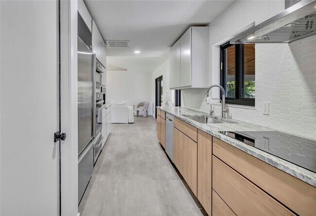 Building Photo - 15180 Lyneburg Ave