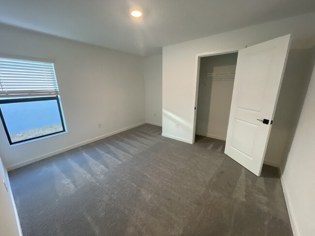 Building Photo - 1270 Ahoy Ave