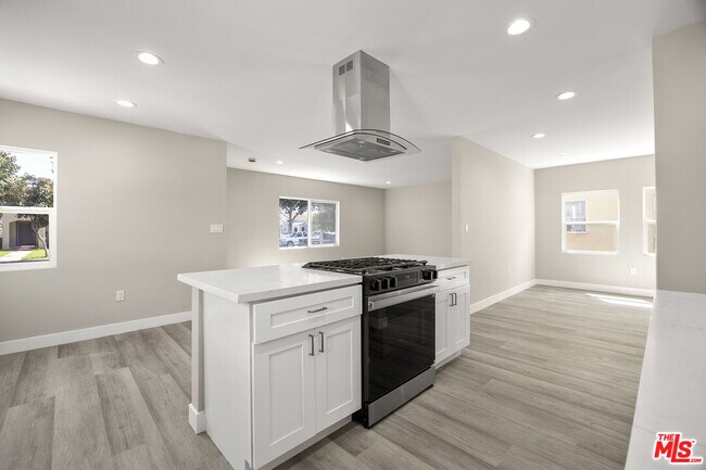 Building Photo - 121 W Elm Ave