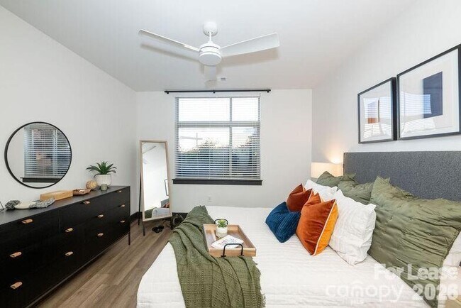 Building Photo - 425 W Trade St