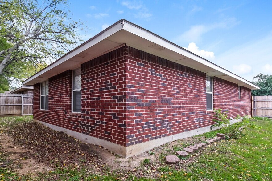 Building Photo - 1201 Paco Trail