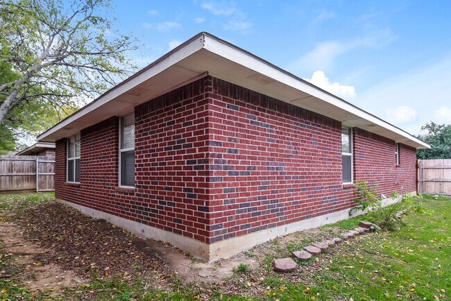 Building Photo - 1201 Paco Trail