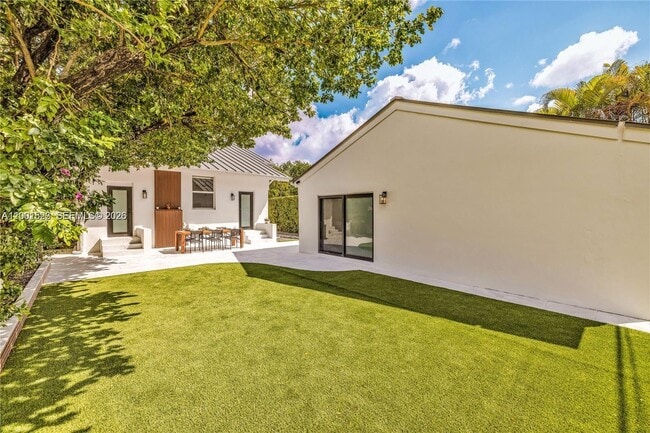 Building Photo - 320 NE 88th St