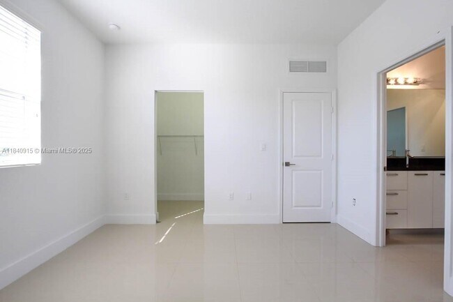 Building Photo - 15502 SW 10th Ln