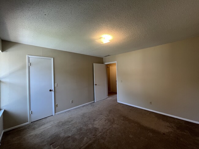 Building Photo - 901 Olmstead Dr