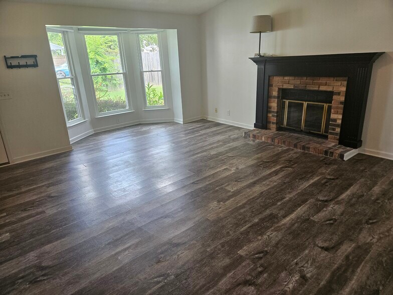 Building Photo - 939 Patio Dr