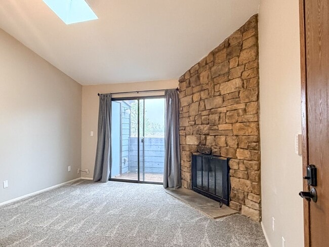 Building Photo - Move-in Incentive!