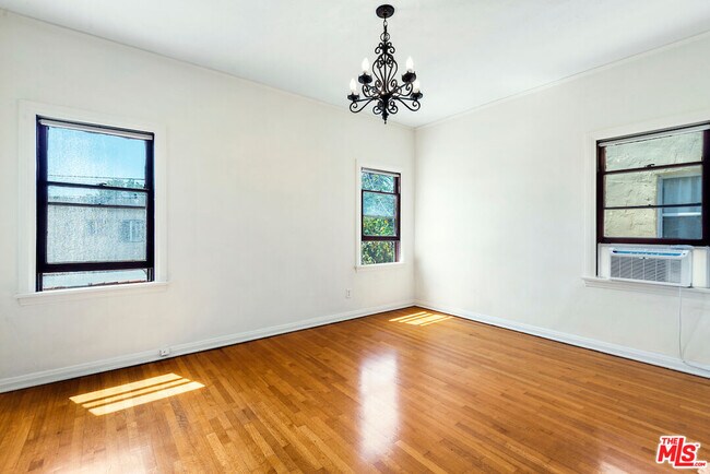 Building Photo - 421 1/2 N Ogden Dr