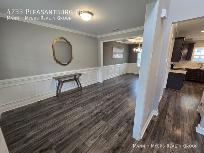 Building Photo - 4233 Pleasantburg Dr