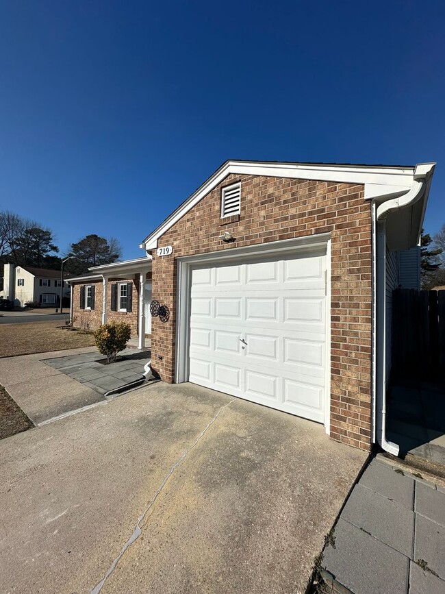 Building Photo - Located in Close Proximity to City Center.