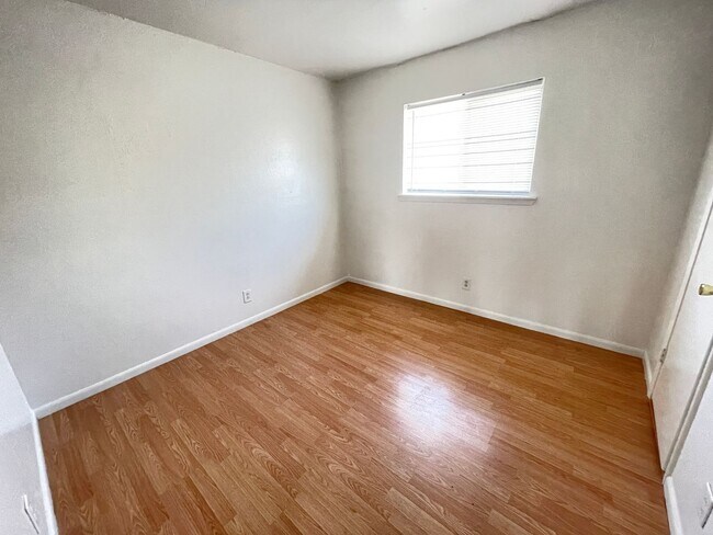 Building Photo - 101 E Cardinal Ln