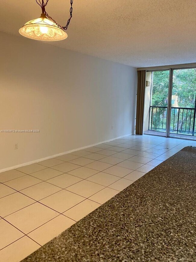 Building Photo - 8810 Fontainebleau Blvd