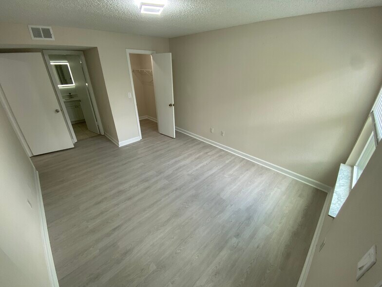 Building Photo - 4512 Commander Dr