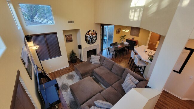 Building Photo - 8990 Courtyard View Dr