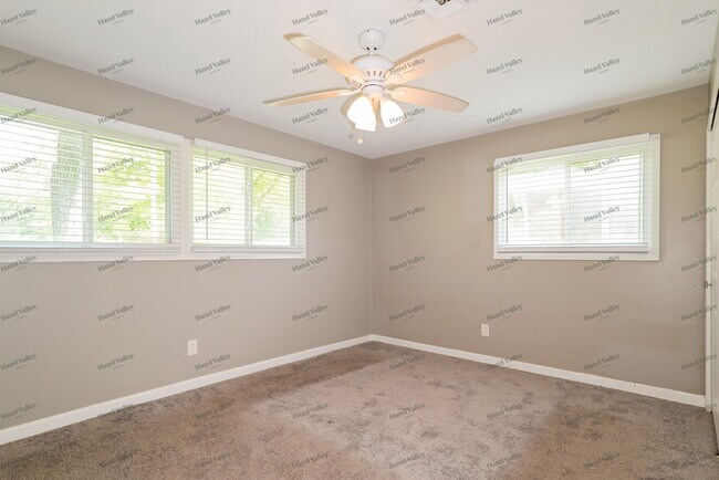 Building Photo - 3190 Kingsley Dr