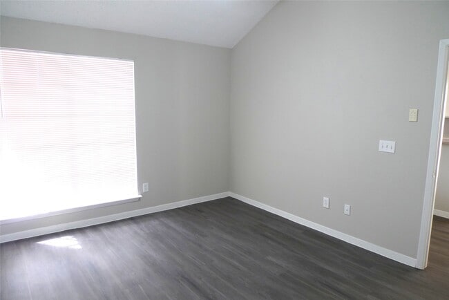 Building Photo - 5530 Santrey Dr