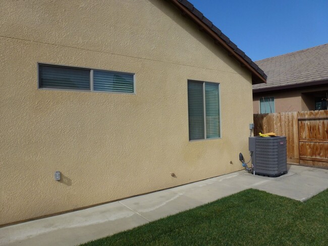 Building Photo - 4 Bedroom home in gated community + most u...