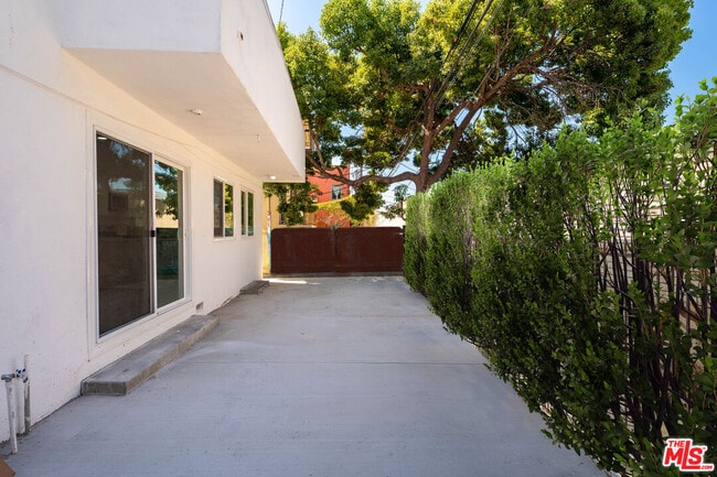 Building Photo - 733 Hayworth Ave