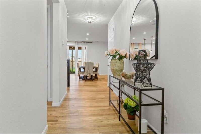 Building Photo - 2851 Ski Bch St