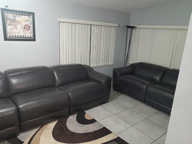 Florida room/den - 1136 NW 47th Ter