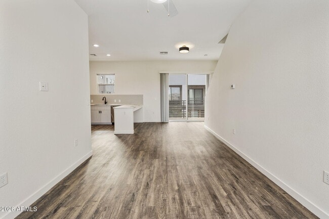 Building Photo - 406 W 7th St