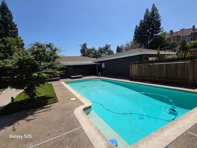 Building Photo - Large Four Bedroom with a Pool in Folsom