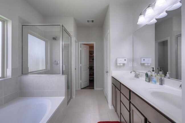 Building Photo - 5555 Casa Martin Dr