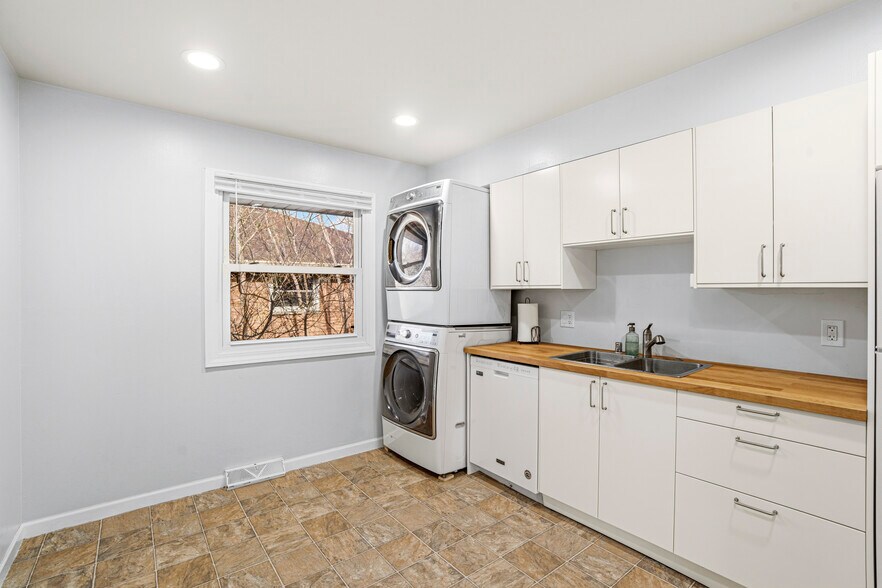 Building Photo - 3316 E Bottsford Ave