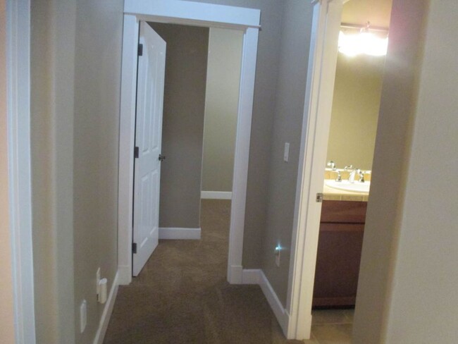 Building Photo - Lovely 3 Bedroom 2 bathroom lower level un...