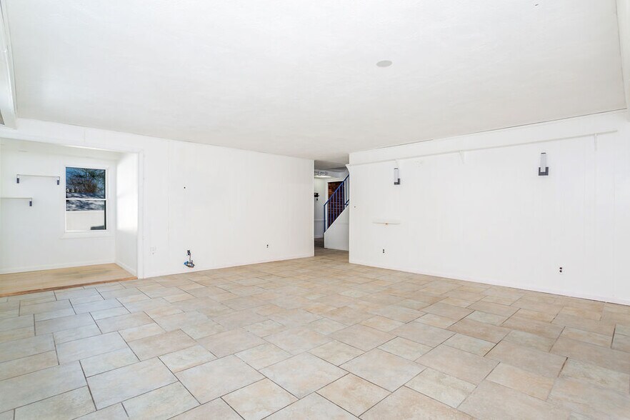 Building Photo - 198 Valley Rd