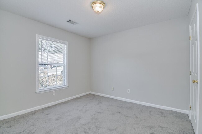 Building Photo - Updated 2 Bed 2 Bath Townhouse