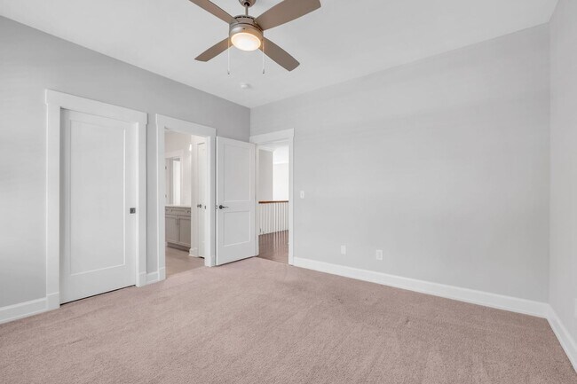 Building Photo - Stunning 5BE/4.5BA in the heart of Green H...