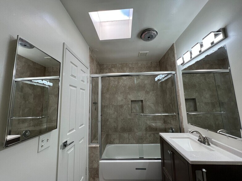 Building Photo - 3359 Mentone Ave