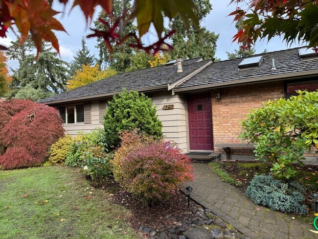 Primary Photo - Cozy 5 bedr 3 bath rambler with daylight b...