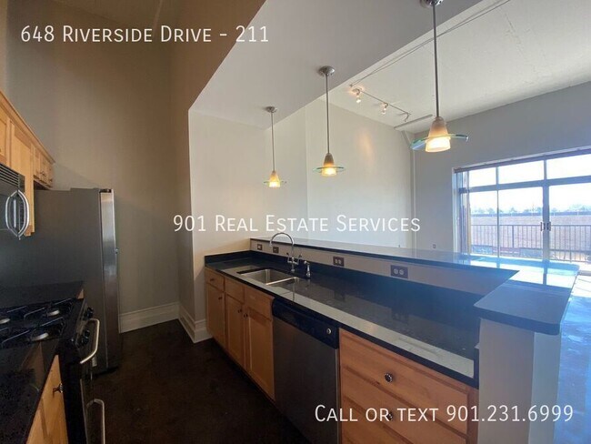 Building Photo - 648 Riverside Dr