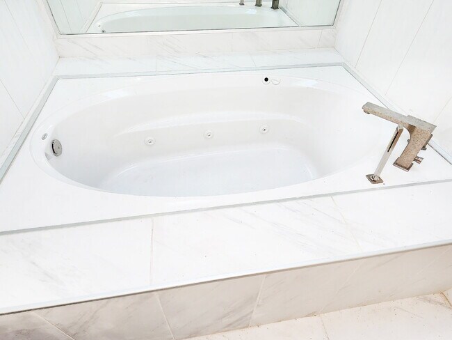 Building Photo - "3-Bed, 3-Bath Gem in New Port Richey with 2,233 Sq Ft of Living Space!"