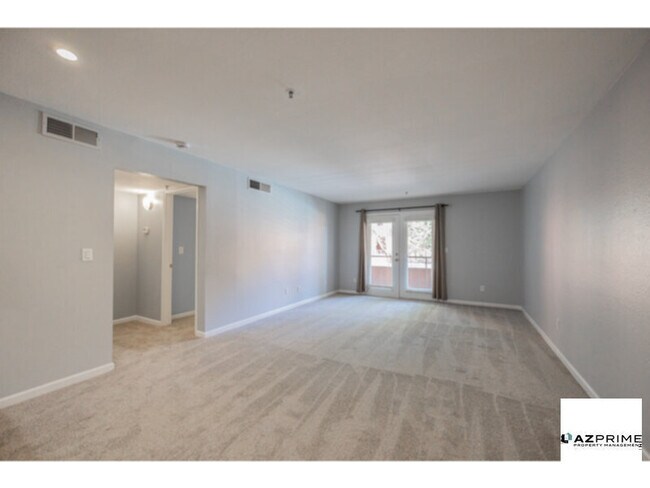 Building Photo - Beautiful 2/2 Phoenix Condo Overlooking th...