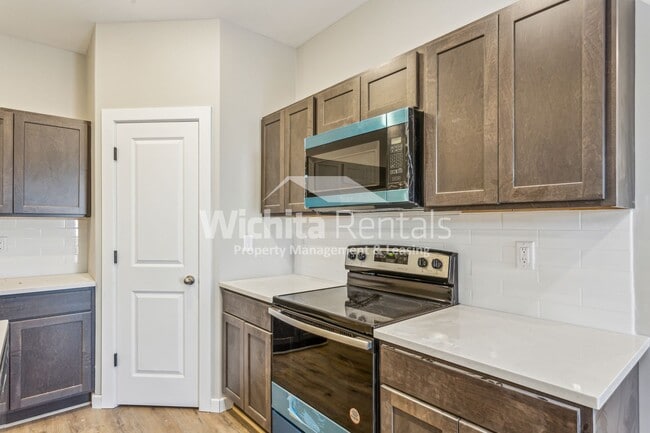 Building Photo - Brand new duplex
