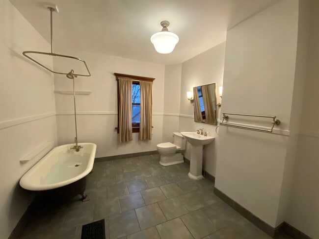 Building Photo - Short North / Victorian Village Single Family House!