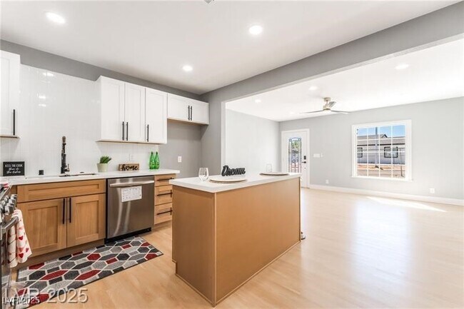 Building Photo - 915 Melrose Dr