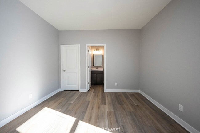 Building Photo - "Charming 3-Bed Duplex with Granite Finish...