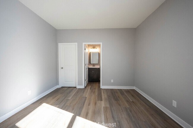 Building Photo - "Spacious 3-Bedroom Duplex with Granite Charm in Indianapolis – 1250 Sq Ft of Modern Living!"