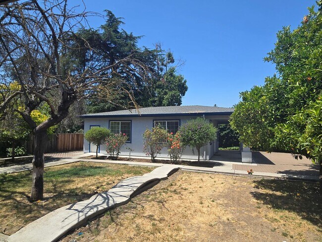 Building Photo - Cute Single Family Home with Large Bonus R...