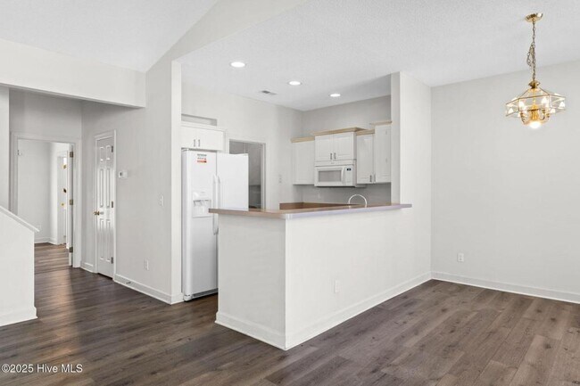 Building Photo - 321 S Kerr Ave