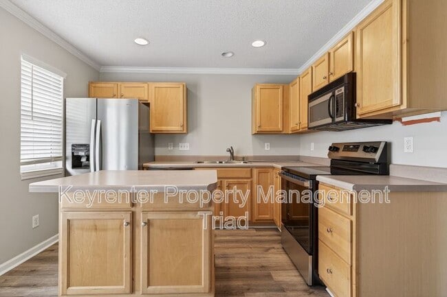 Building Photo - 94 Tannenbaum Cir