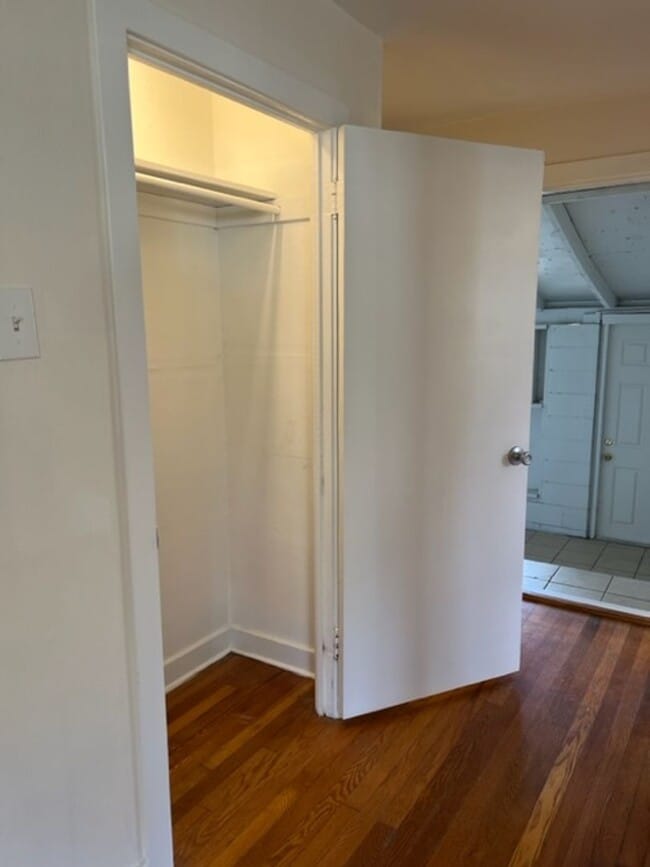 Building Photo - 1208 Cloverlawn Ave